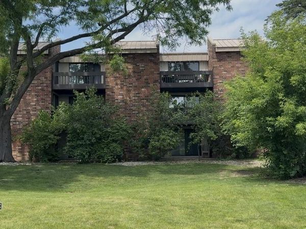 2220 W Good hope ROAD, Unit 21, Glendale, WI 53209