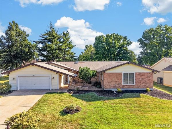 202 Rue Grand Drive, Lake St Louis, MO 63367