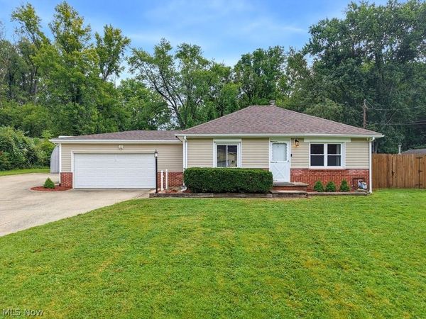 2195 Par Drive , Akron, OH 44312