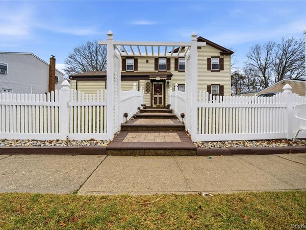 384 SINGINGWOOD Drive, Holbrook, NY 11741