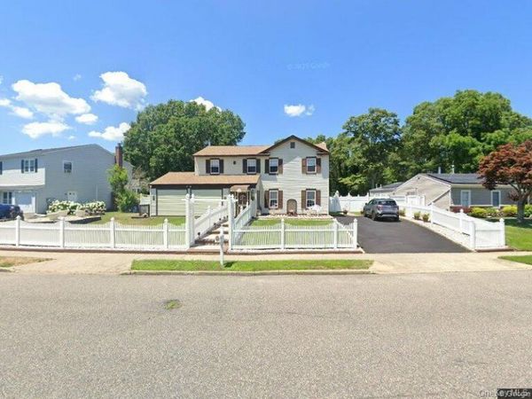 384 SINGINGWOOD Drive, Holbrook, NY 11741