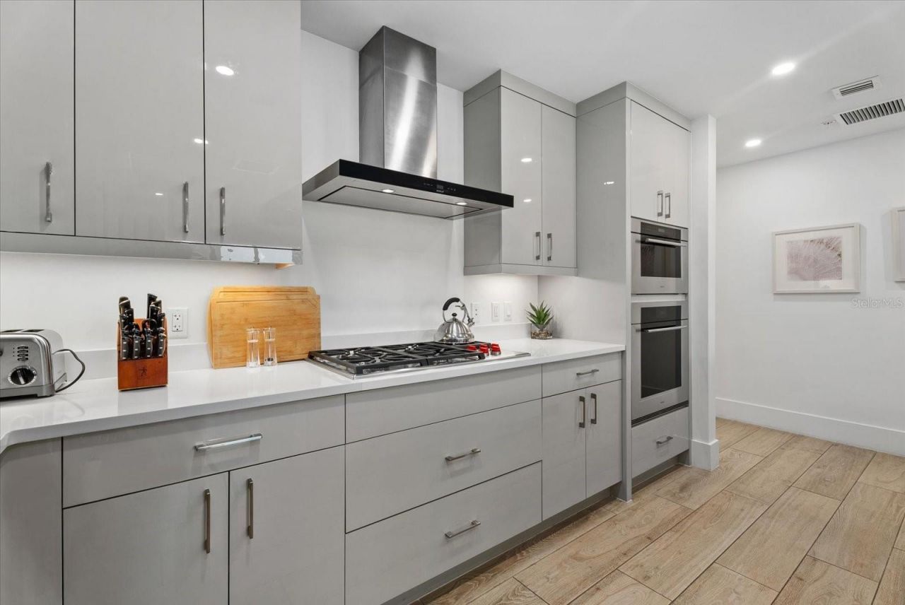 1035 Seaside Drive, Unit 502, Sarasota, FL 34242 Photo