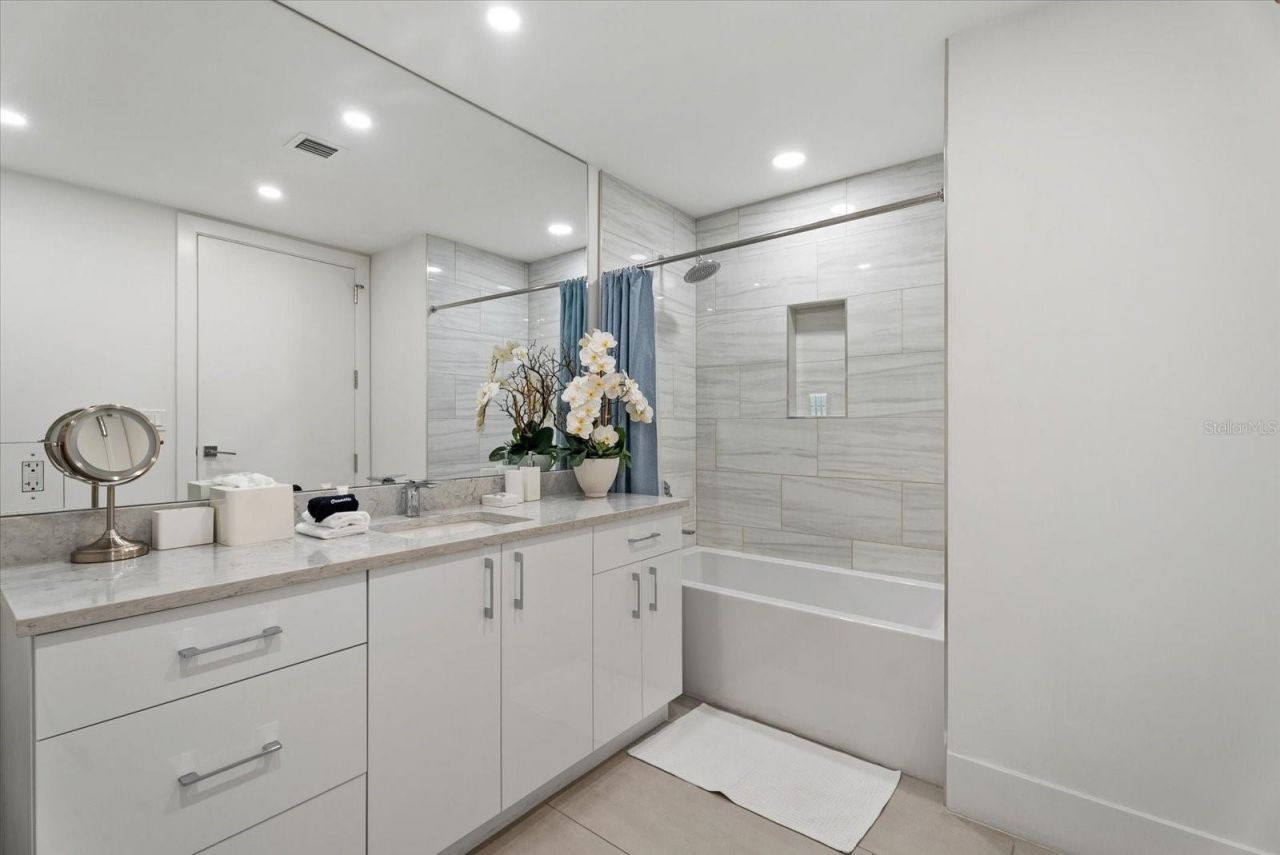 1035 Seaside Drive, Unit 502, Sarasota, FL 34242 Photo