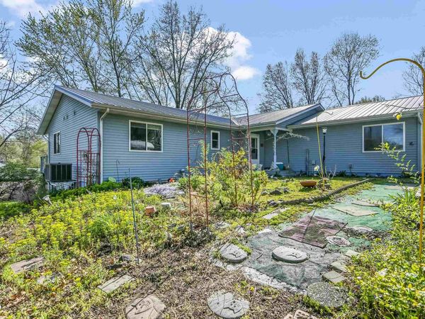 513 N 3RD Street, Riverton, IL 62561