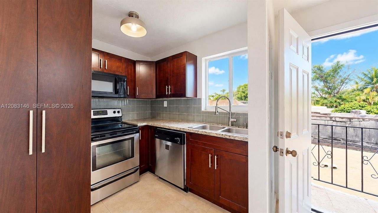 3558 SW 26th St , Unit 3558, Miami, FL 33133 Photo