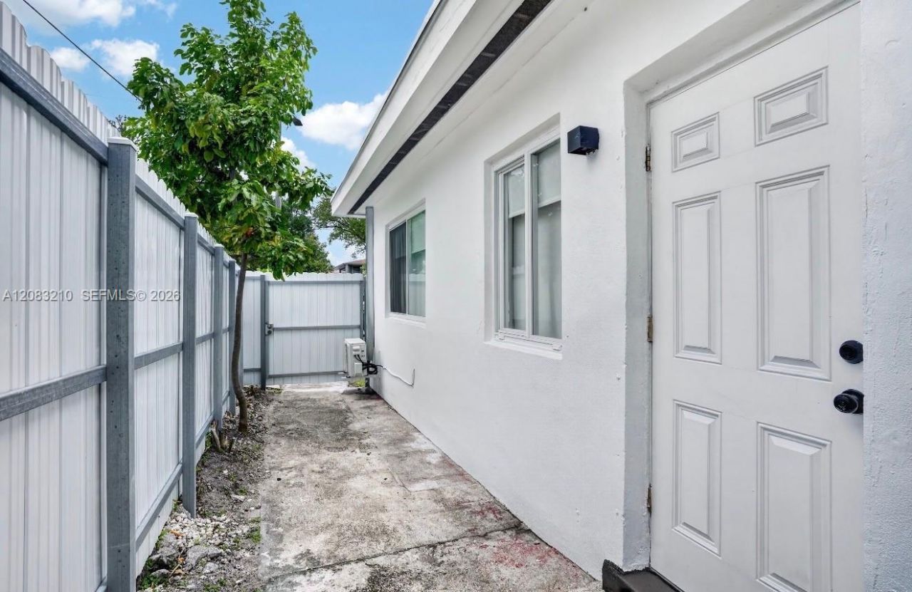 2422 NW 11th St, Unit 1, Miami, FL 33125 Photo