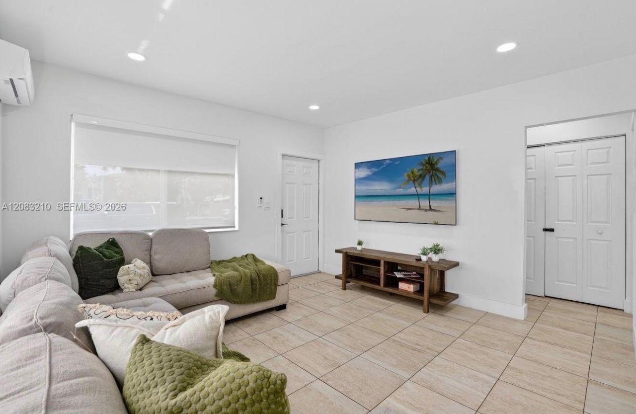 2422 NW 11th St, Unit 1, Miami, FL 33125 Photo