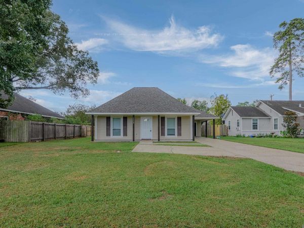 7378 Robinson Dr, Denham Springs, LA 70706