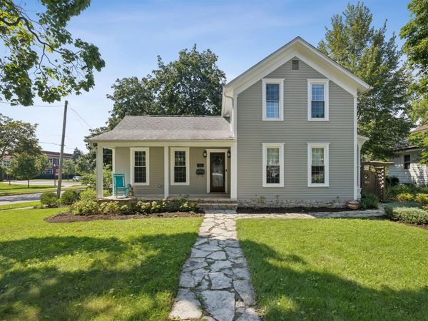 110 S Walkup Avenue , Crystal Lake, IL 60014