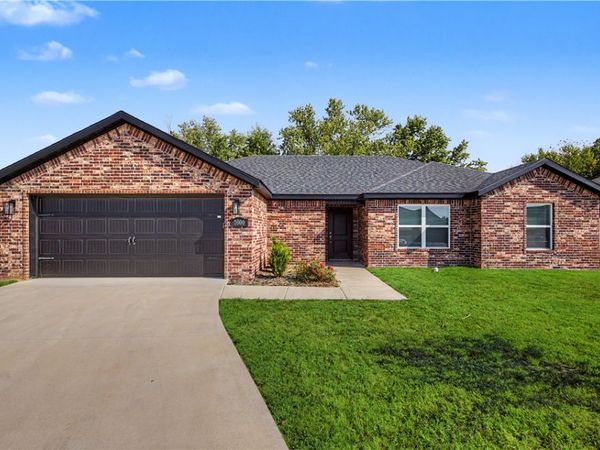 1000 Autumn Royal Avenue , Lowell, AR 72745