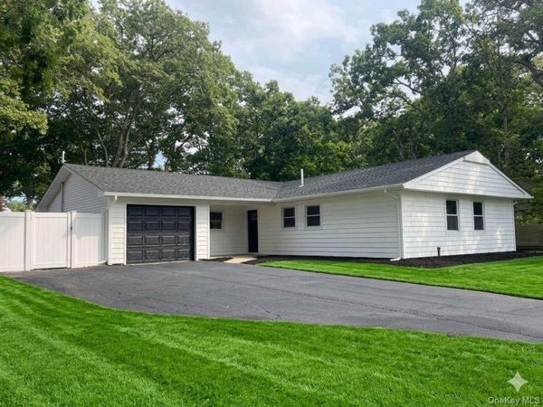 35 Winside Lane , Coram, NY 11727