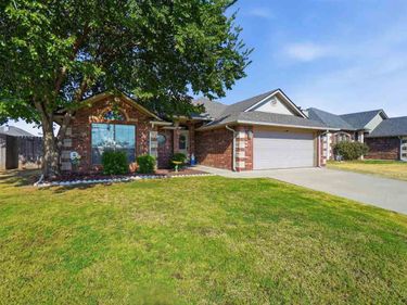 406 N Mountain Meadow Dr, Cache, OK 73527