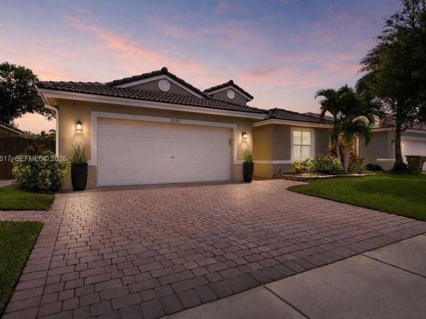 1521 SW 194th Ter, Pembroke Pines, FL 33029