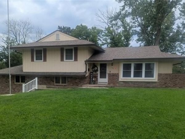 1104 W Forrest Lane, Excelsior Springs, MO 64024