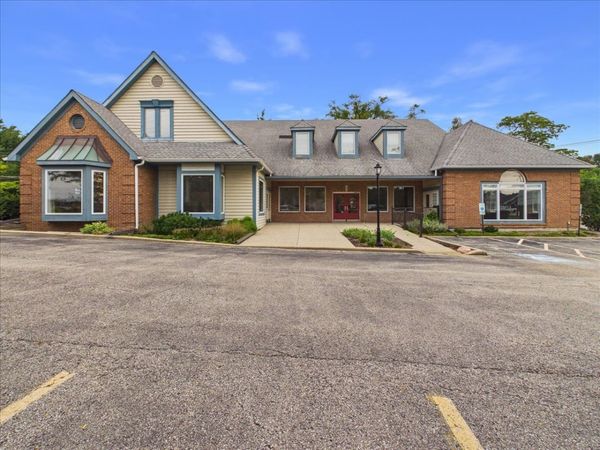 400 W Northwest Highway , Barrington, IL 60010