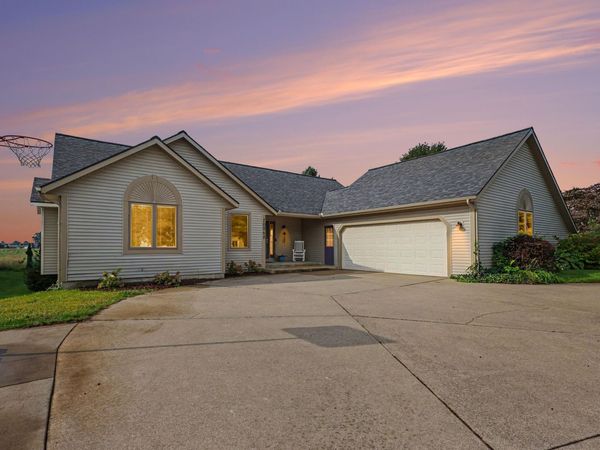 10068 Holiday Drive, Zeeland, MI 49464