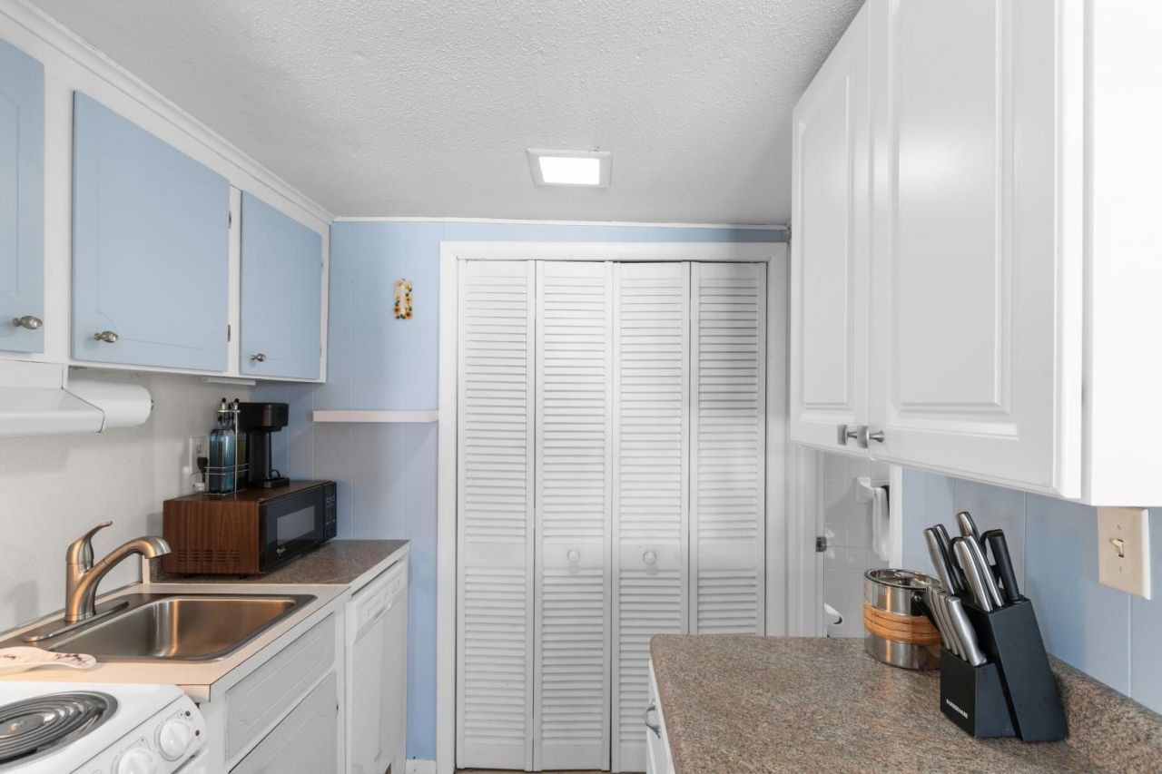 2204 Perrin Dr. Photo 6