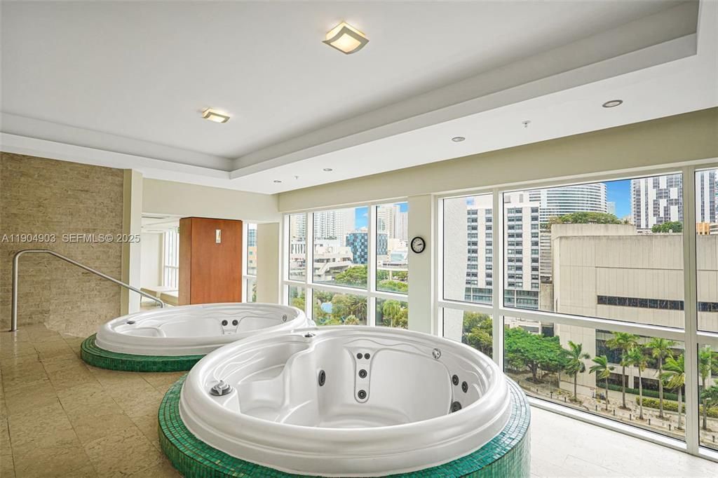 41 SE 5th Street, Unit #417, Miami, FL 33131 Photo