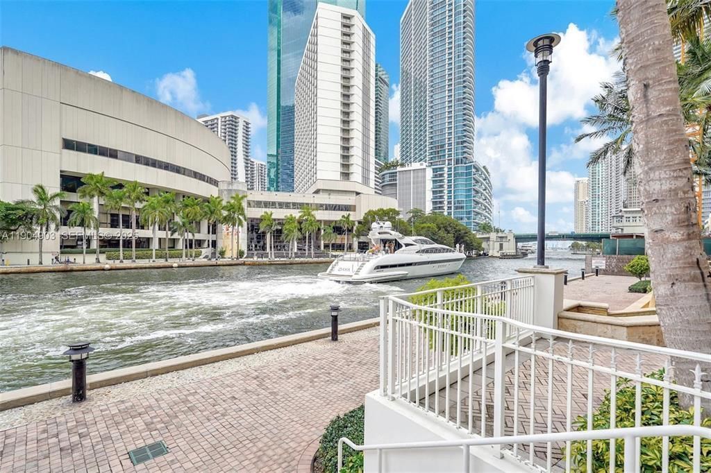 41 SE 5th Street, Unit #417, Miami, FL 33131 Photo