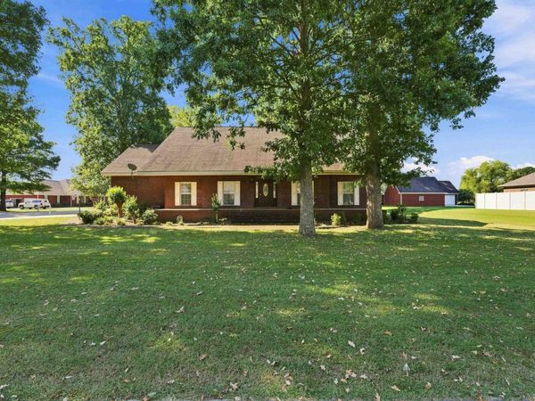 693 Brandon Dr, Muscle Shoals, AL 35661