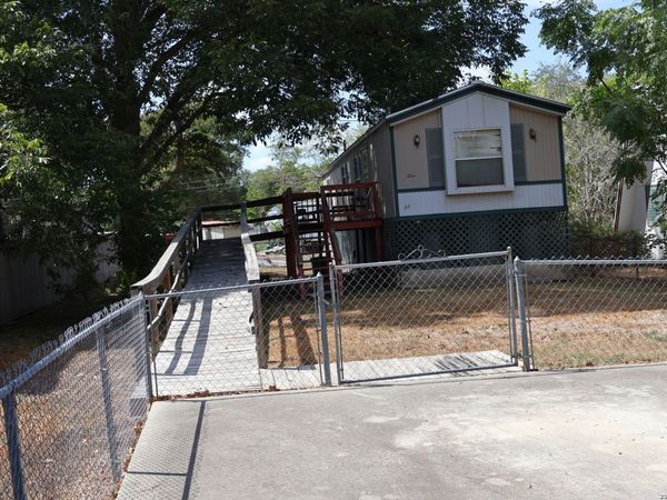 341 Meadow Lake, Seguin, TX 78155