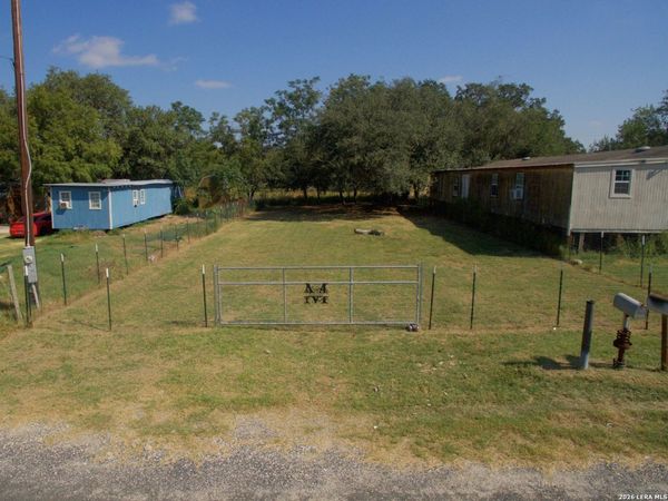 410 Gateway Dr, Poteet, TX 78065