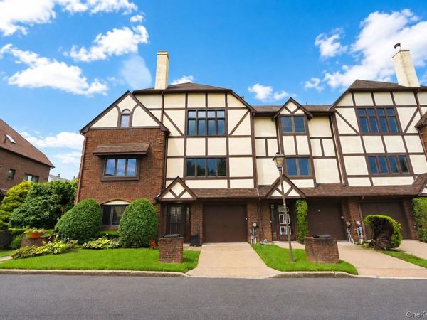 16 Fox Hunt Court , Staten Island, NY 10301