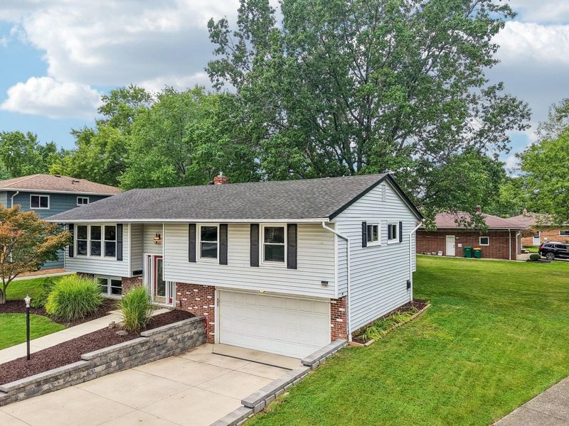 5750 Skyline Drive, Seven Hills, OH 44131 Photo 2