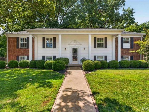 11826 Point Oak Drive, Des Peres, MO 63131