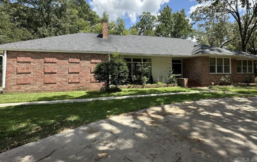 3615 S Poplar Street Pine Bluff, AR 71603