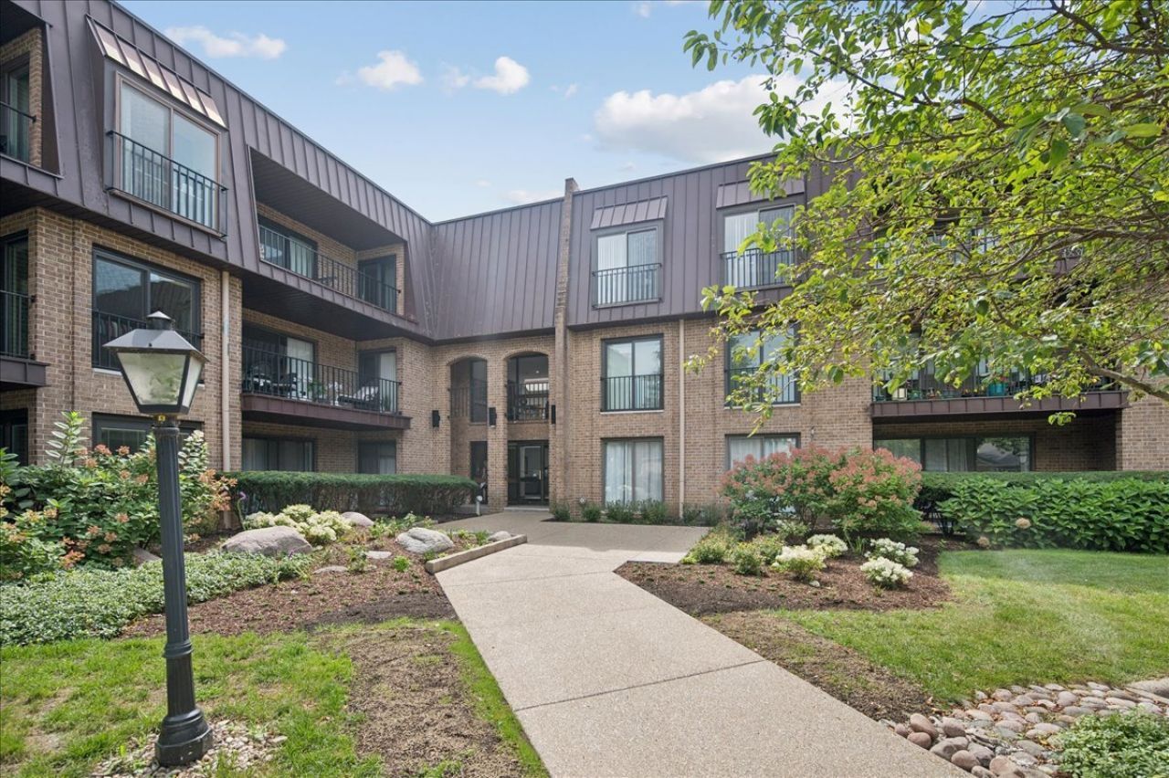 1 The Court Of Harborside, Unit 204, Northbrook, IL 60062 Main Photo