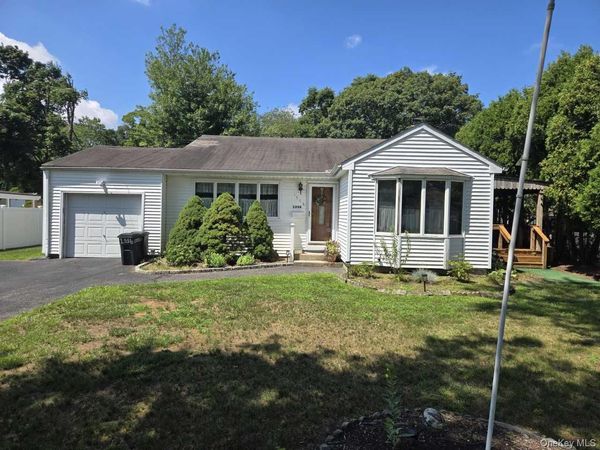 1556 N Gardiner Drive , Bay Shore, NY 11706