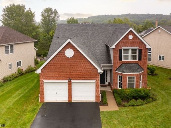 24 Bluffs Ct, Hamburg, NJ 07419