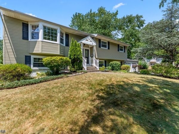 5 Yale Ct, East Brunswick, NJ 08816