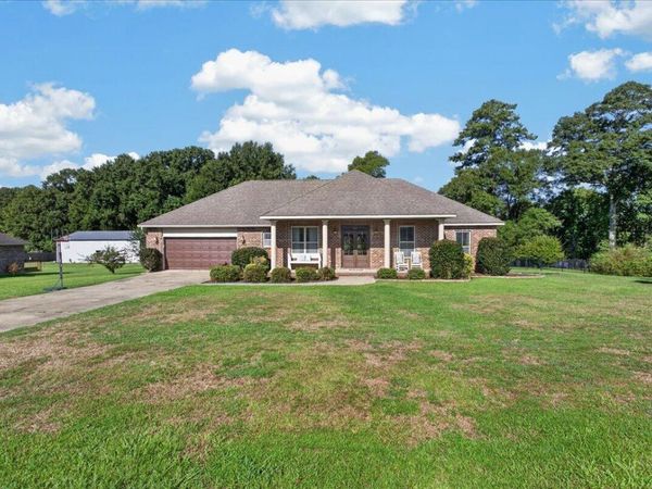 14 Honeybee Ln., Ellisville, MS 39437