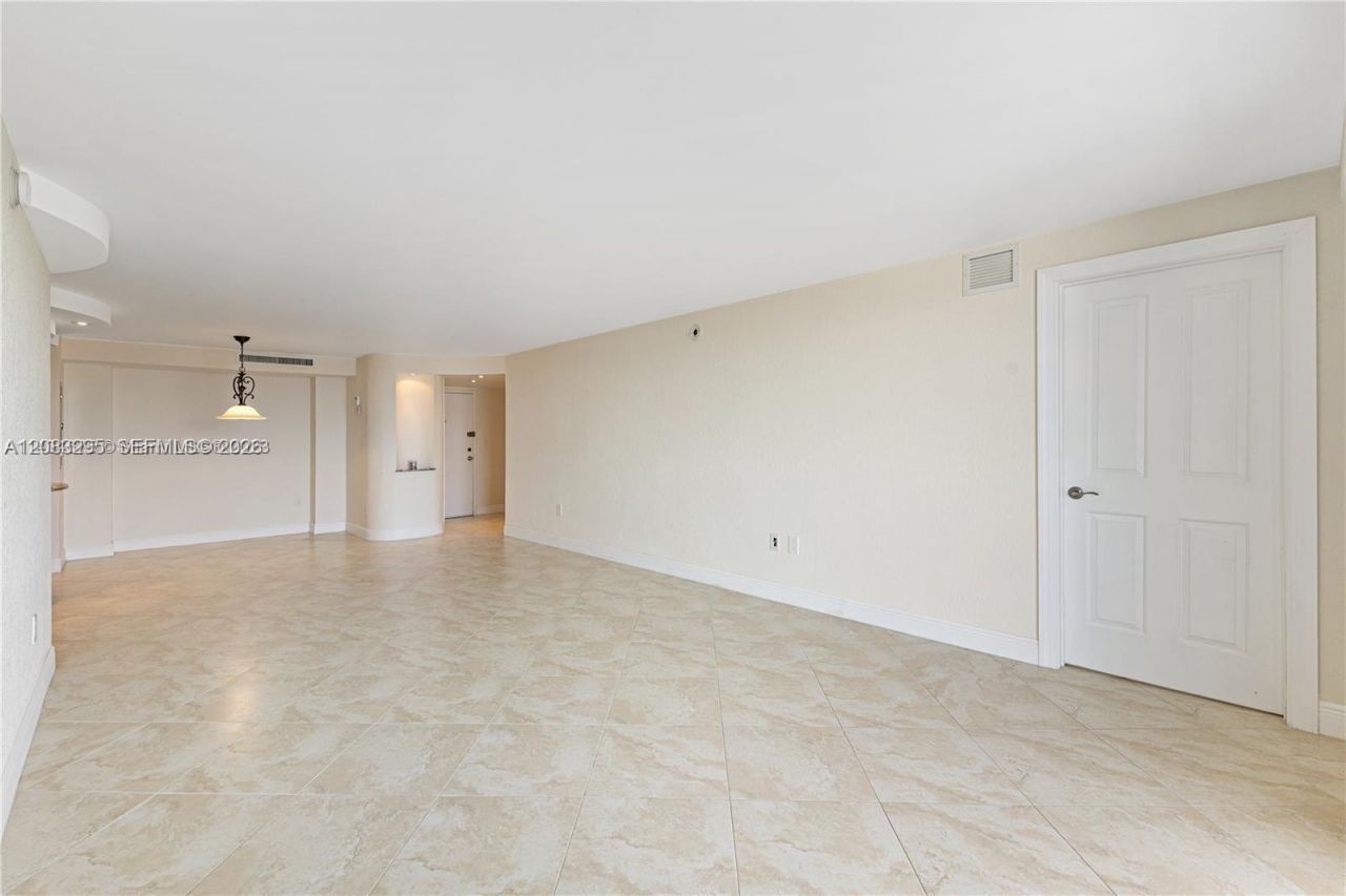 13155 Ixora Ct, Unit 905, North Miami, FL 33181 Photo