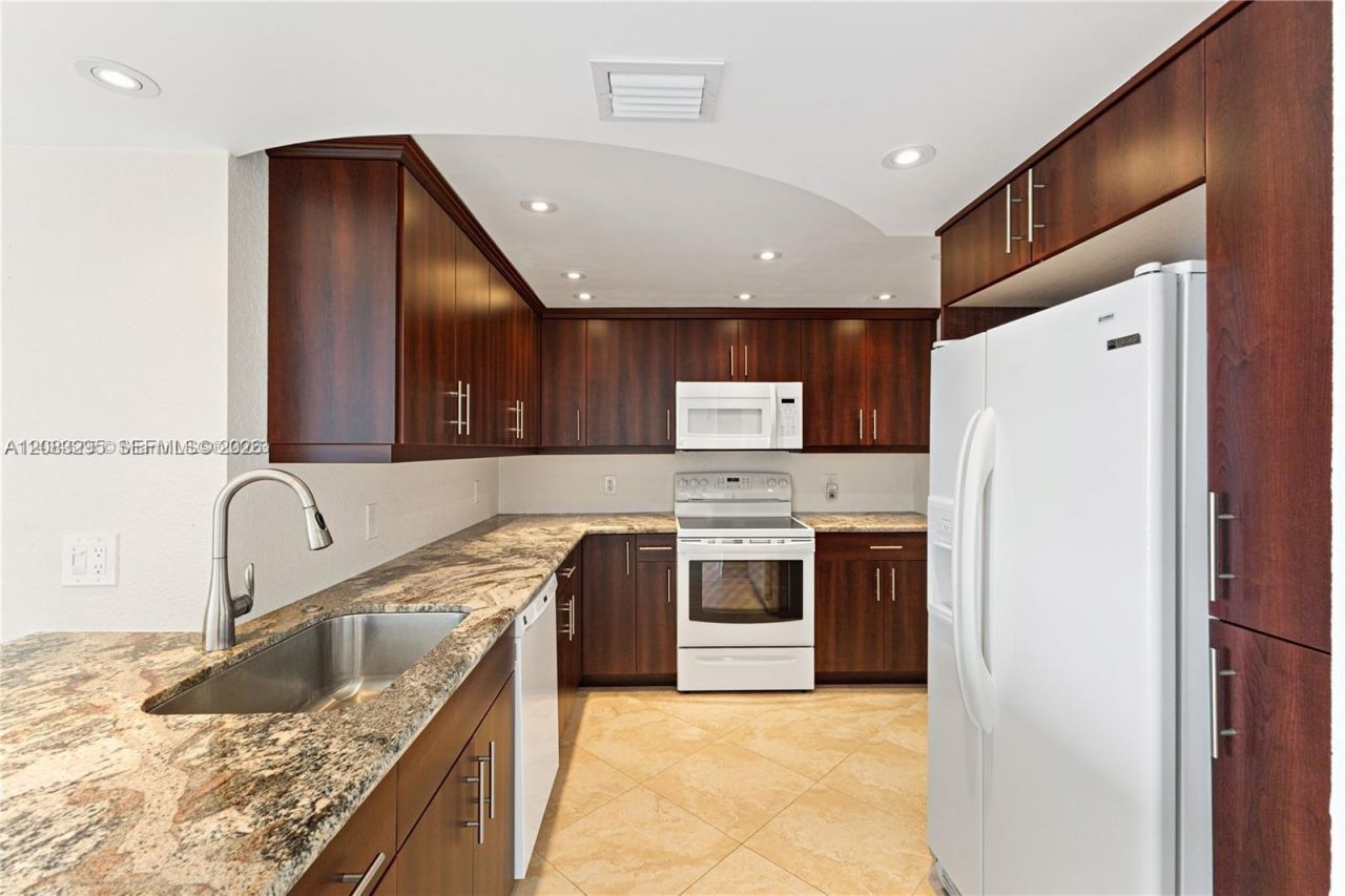 13155 Ixora Ct, Unit 905, North Miami, FL 33181 Photo