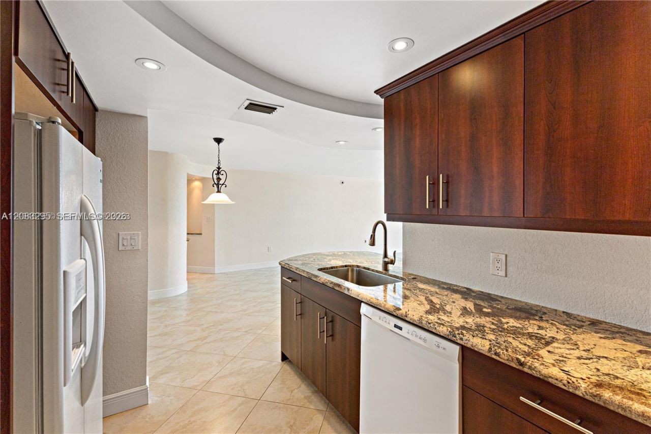 13155 Ixora Ct, Unit 905, North Miami, FL 33181 Photo