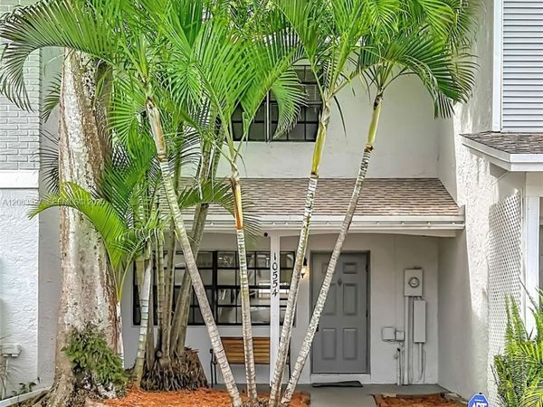 10554 NW 3rd St, Pembroke Pines, FL 33026