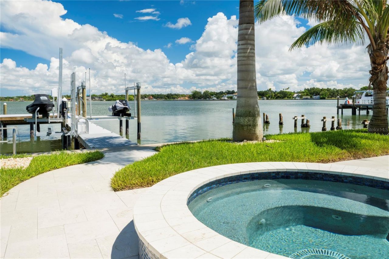 7973 Causeway Boulevard N, Saint Petersburg, FL 33707 Photo
