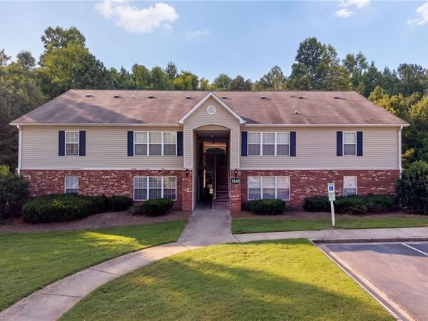 1840 Crest Hollow Drive, Unit 101, Winston-Salem, NC 27103