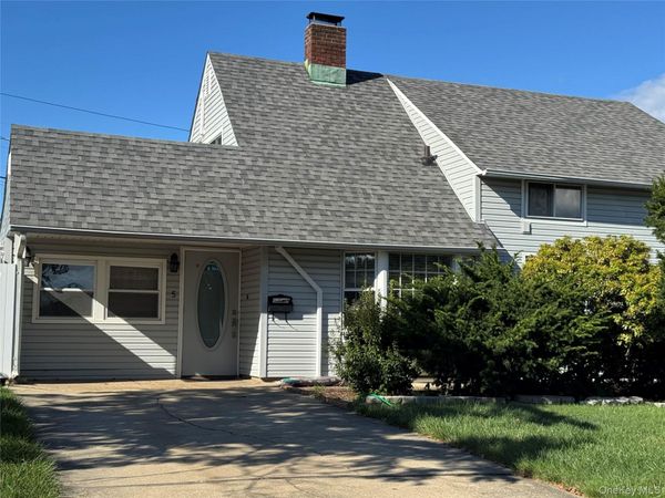 5 Meander Lane, Levittown, NY 11756