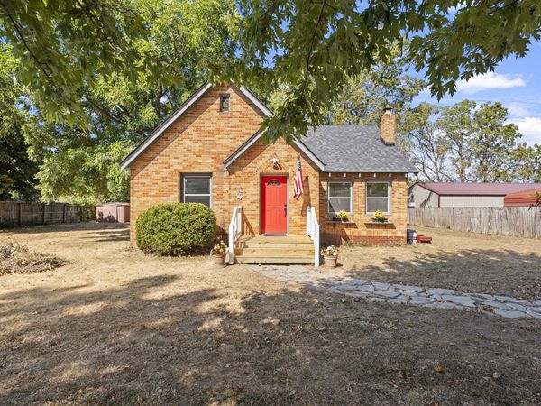 704 S Grand Street , Grove, OK 74344