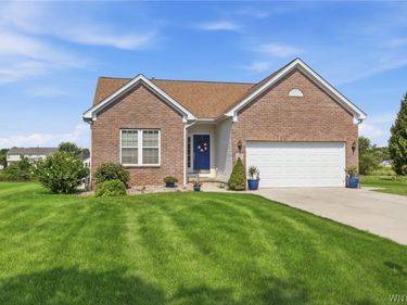 2437 King Fisher Lane, Niagara Falls, NY 14304
