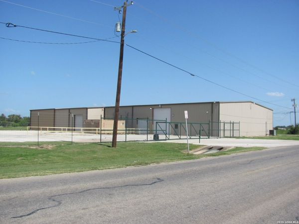 568 Carter Street, Hondo, TX 78861