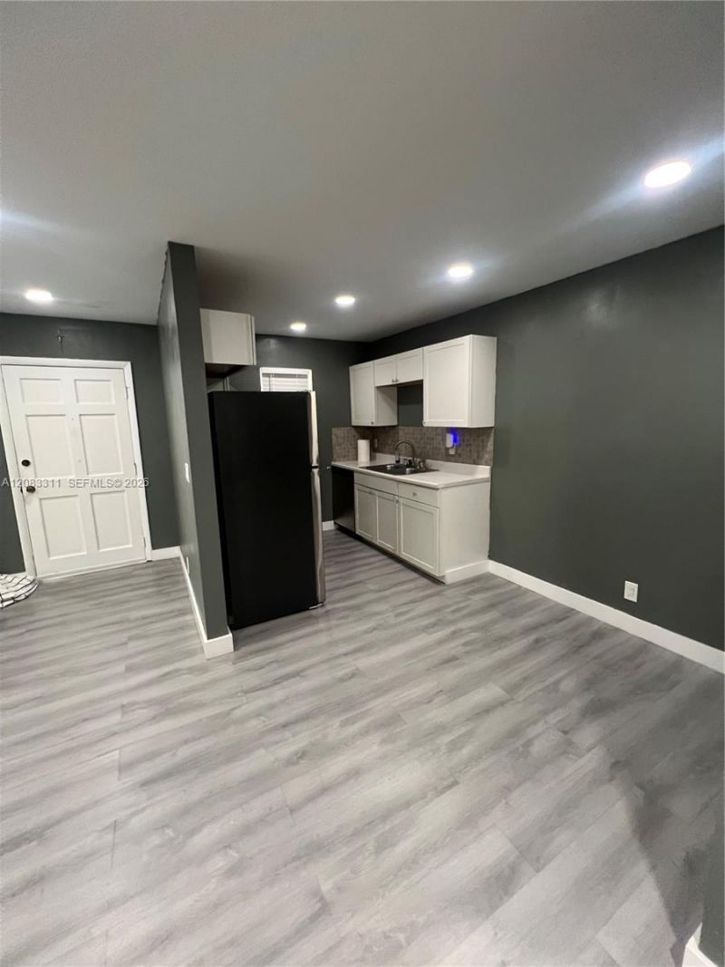 30 SE 4th Ave, Unit 106, Hallandale Beach, FL 33009 Photo