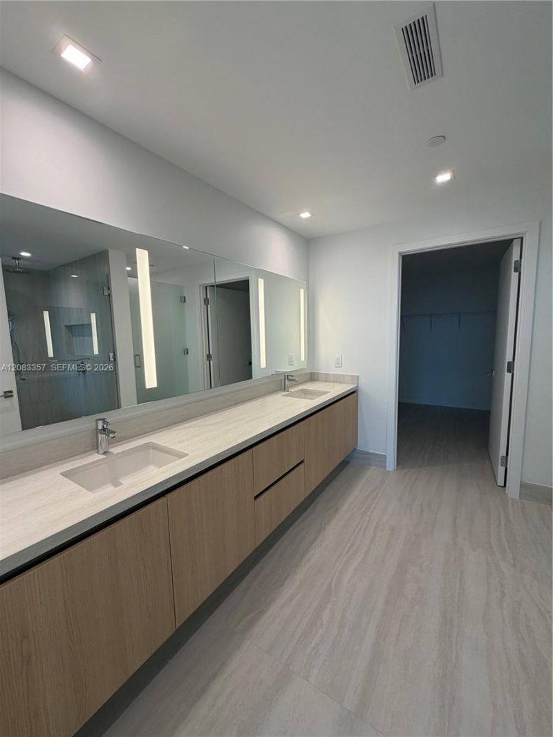2411 Laguna Cir , Unit 2508, North Miami, FL 33181 Photo