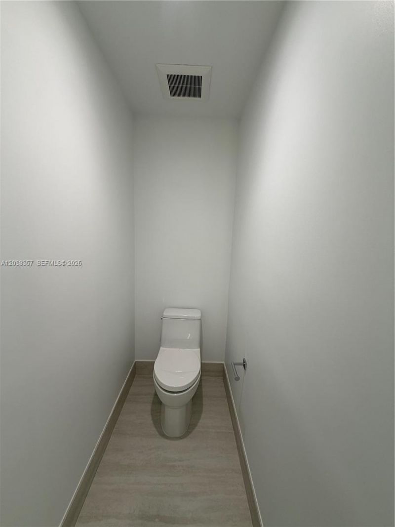 2411 Laguna Cir , Unit 2508, North Miami, FL 33181 Photo
