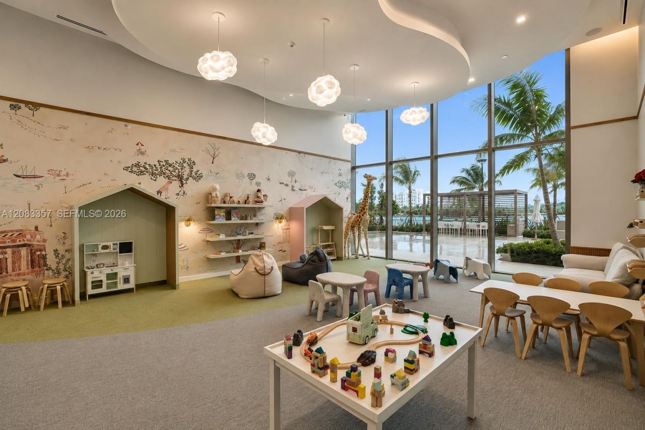 2411 Laguna Cir , Unit 2508, North Miami, FL 33181 Photo