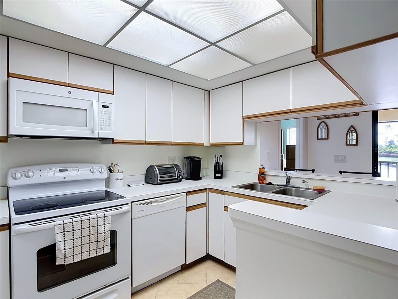 5925 Trailwinds Drive, Unit 925, Fort Myers, FL 33907 Photo
